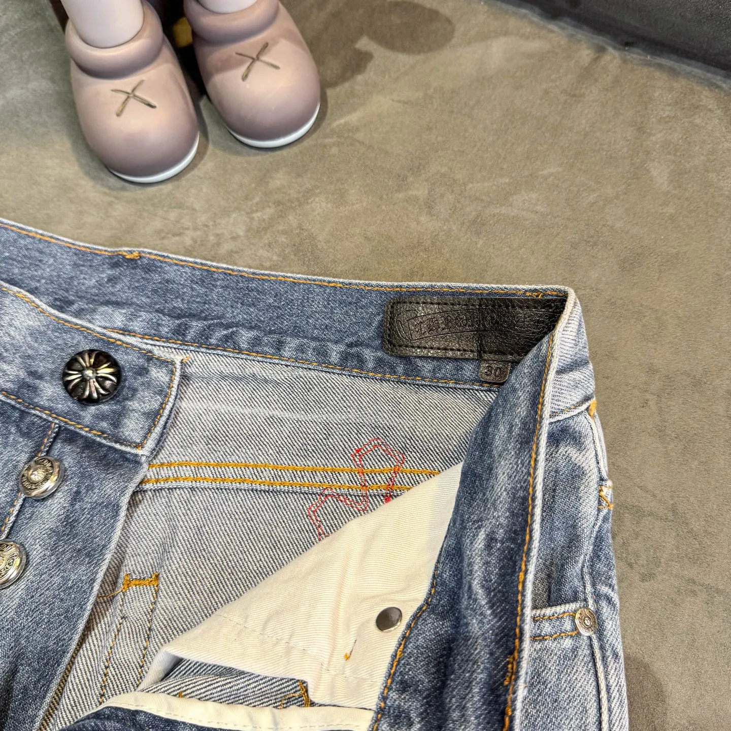 P280 Chrome Hearts blue denim with red black panther pattern multi-leather jeans. CH jeans need to be washed and then disassembled and hand-stitched with sheepskin cross leather and then spliced ​​to complete. The whole piece has too many craftsmanship to explain. The patchwork cross pattern is embellished, and the high-waisted washed jeans! ! Absolutely high-end luxury products, god-level single products and super popular products, made with top heavy industry, a must-see magic weapon. Customized hardware. The fabric is thick and soft after washing. It has good breathability. Customized small leather label. Unique design. The details are simple and elegant, and the workmanship is exquisite. The entire trousers are neatly routed and the details are in place! It’s so cool that both men and women can easily control the genderless trend! Color: Blue Size: 28 30 32 34 36